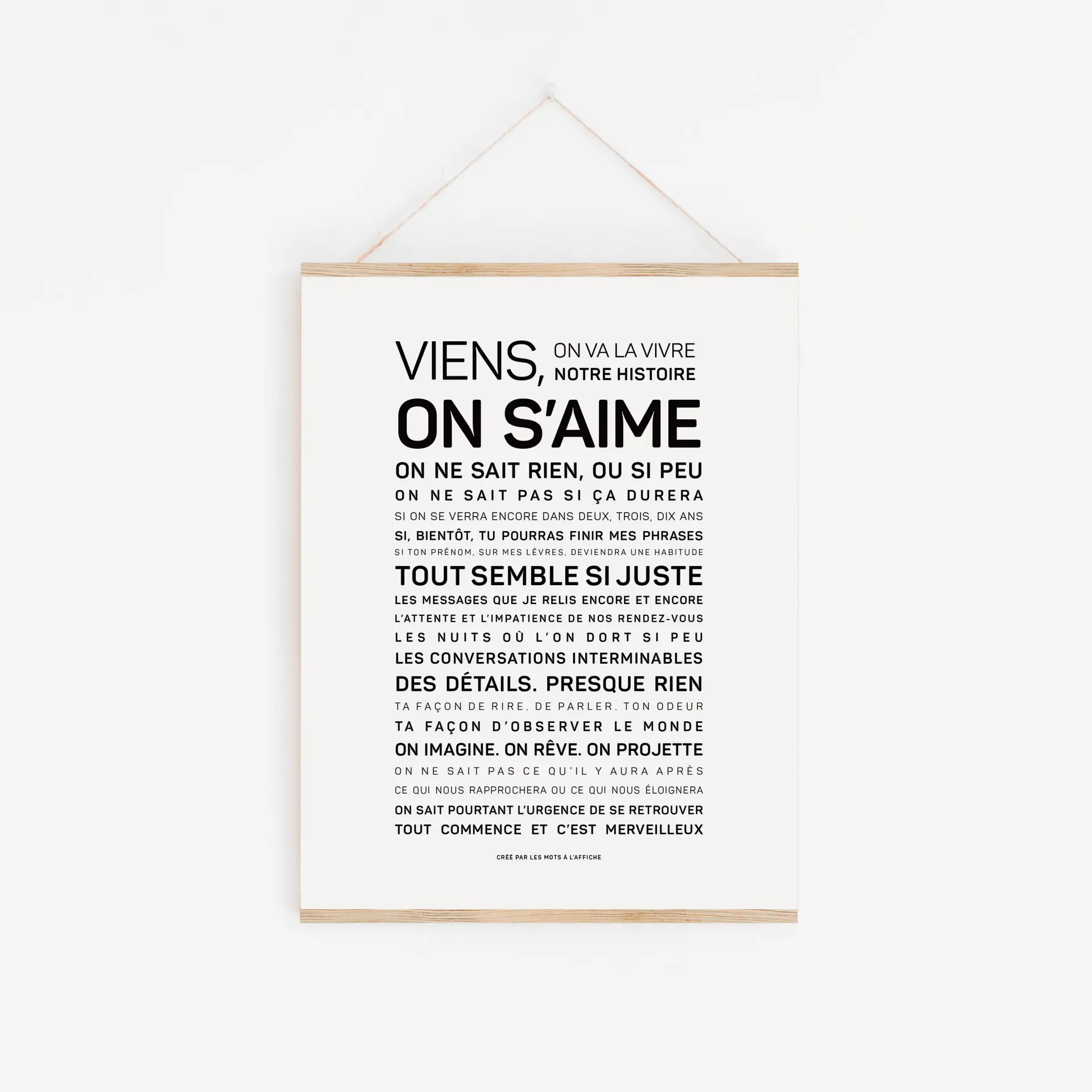 Une affiche encadrée intitulée « Dans cette école, on a le droit (Copie) » est accrochée à un mur blanc ; elle présente, en caractères noirs de différentes tailles, des textes évoquant les valeurs et l'esprit de l'école.