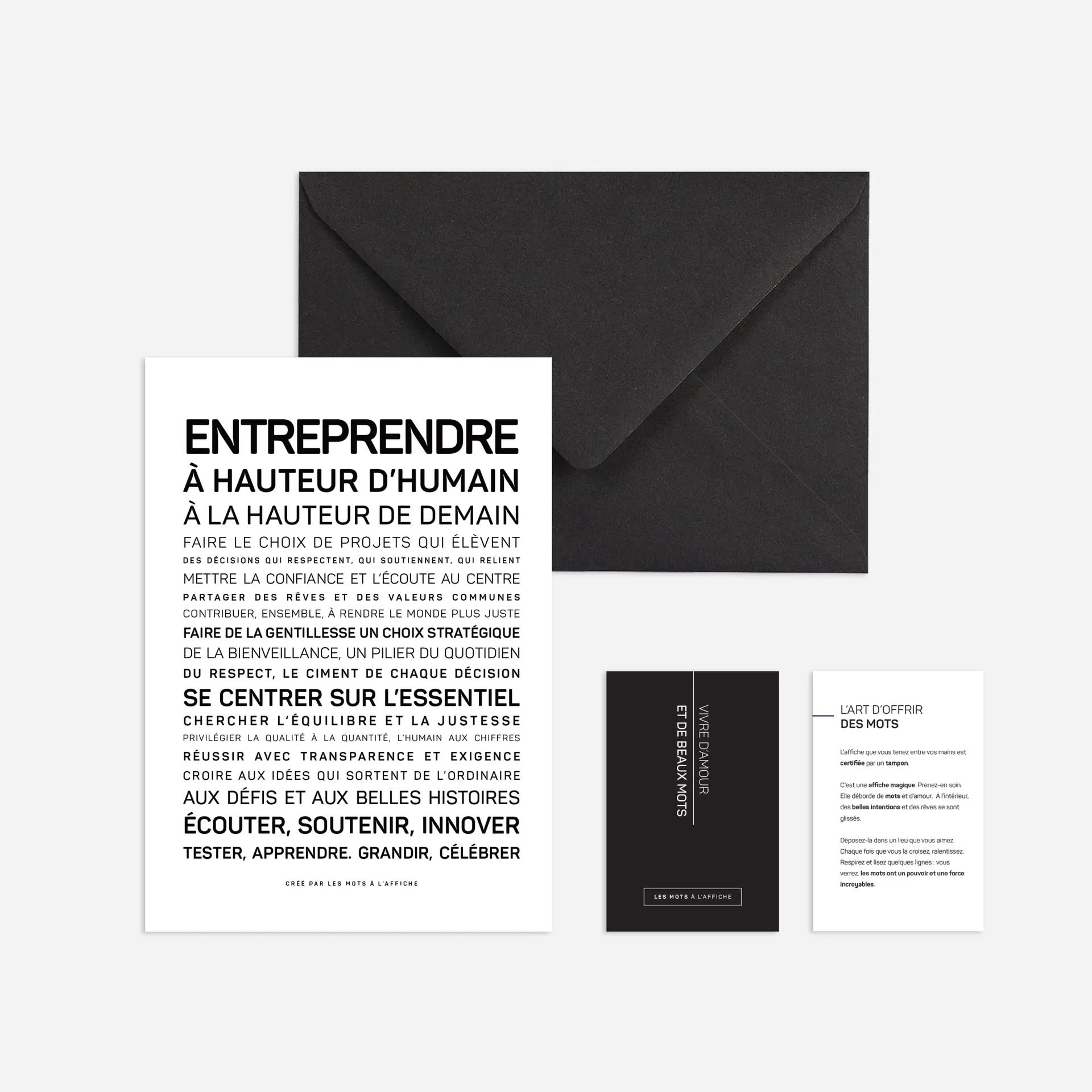 Une enveloppe noire contenant trois cartes en français tirées de « Dans cette école, on a le droit (Copie) », chacune comportant des mots d'encouragement sur l'entrepreneuriat et l'épanouissement personnel, disposés sur un fond clair.