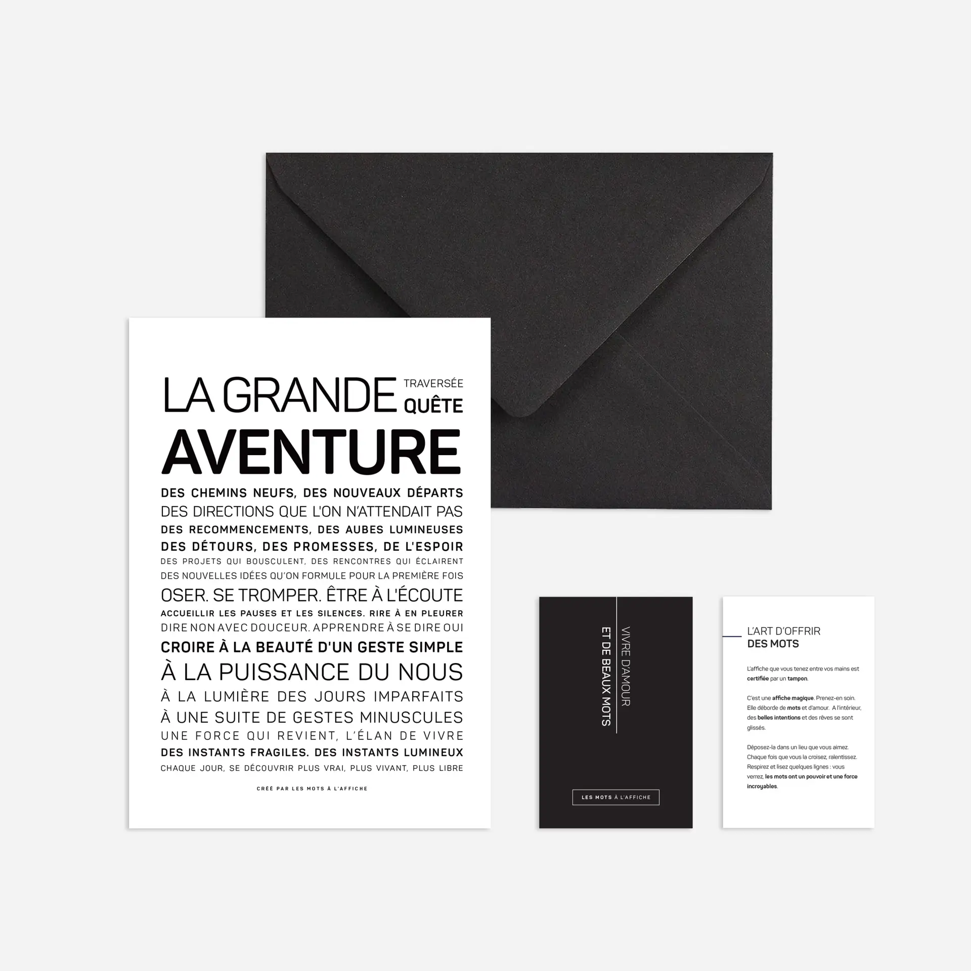 Un ensemble intitulé « Tout passe sauf l’amour », composé de cartes imprimées en noir et blanc en français, comprenant une grande carte avec un texte, une enveloppe noire et deux petites cartes aux motifs minimalistes sur fond clair.
