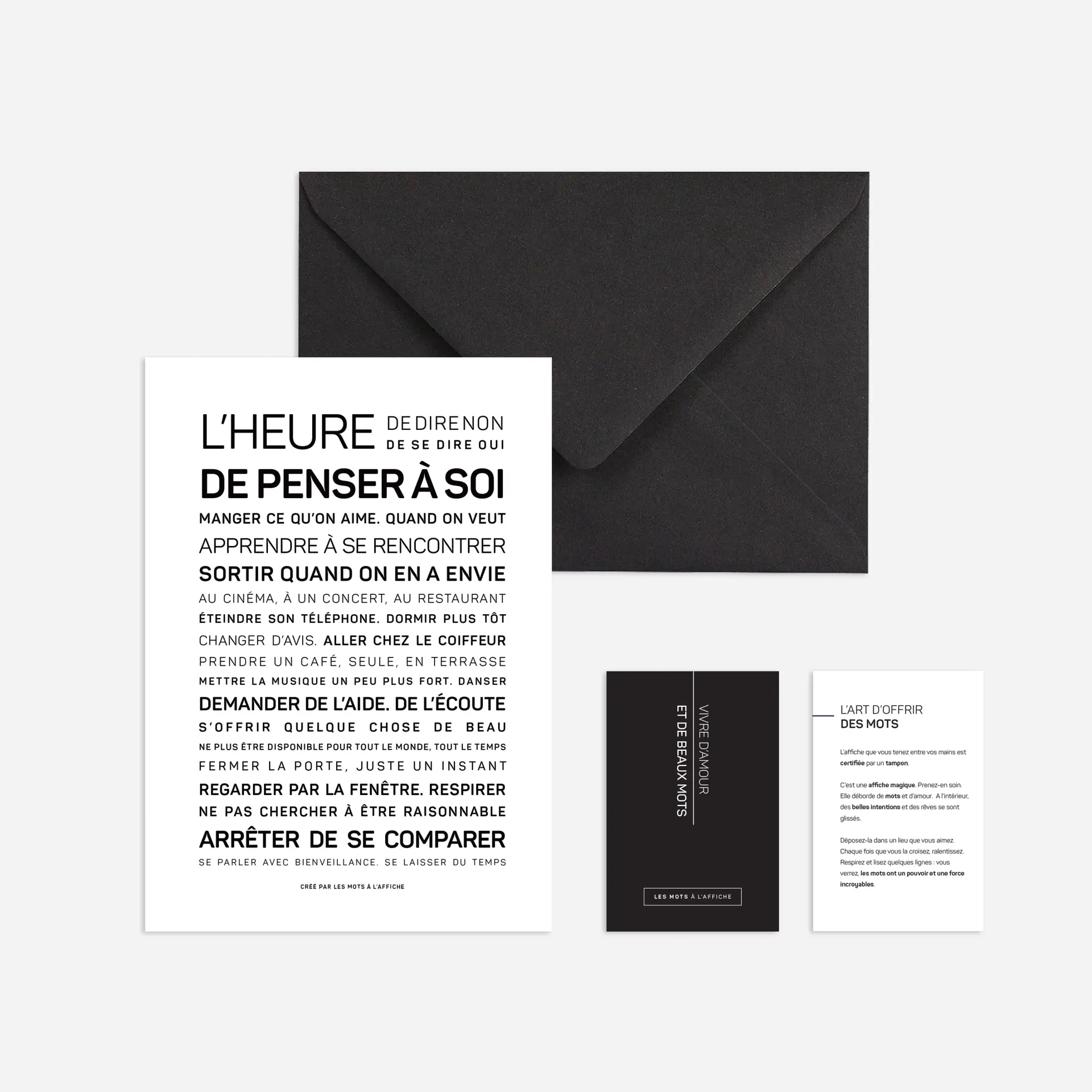 Un ensemble de papeterie en noir et blanc intitulé « Dans cette école, on a le droit (Copie) », comprenant une enveloppe, une grande carte avec un texte en français, une carte plus petite et une fiche d'information, le tout disposé sur un fond clair.