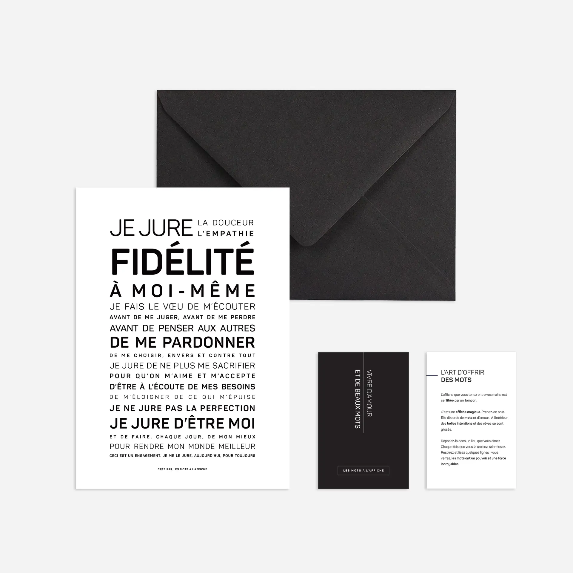 Une enveloppe noire contenant trois cartes ; la plus grande d'entre elles présente le produit « Dans cette école, on a le droit (Copie) » et comporte un texte en français sur la loyauté envers soi-même et les valeurs personnelles, écrit en caractères noirs gras sur fond blanc.