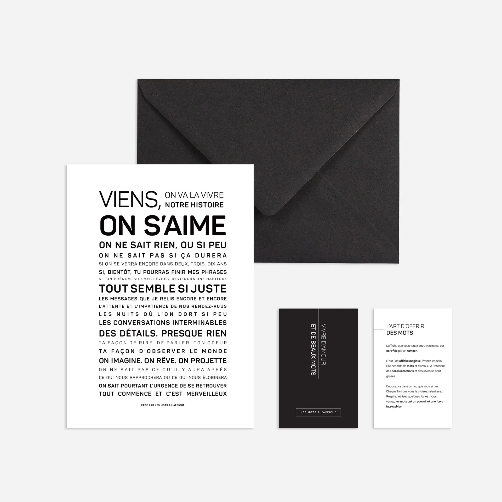 Un ensemble intitulé « Dans cette école, on a le droit (Copie) », composé de cartes en noir et blanc comportant du texte en français, dont une grande carte avec une écriture en gras, une enveloppe noire et deux cartes plus petites, le tout disposé sur un fond clair.